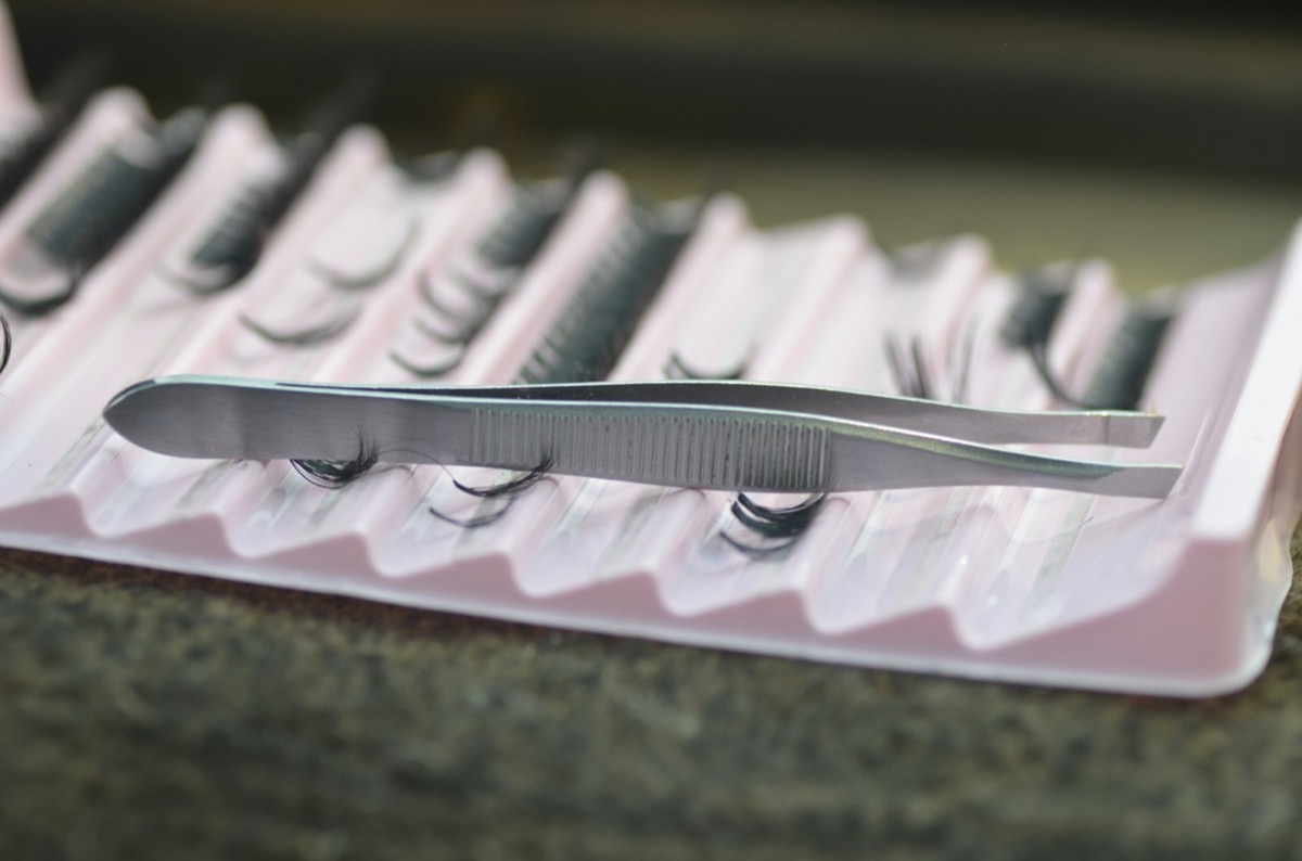 Lash extension tray and tweezers